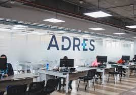 Logotipo de ADRES, entidad que cubre gastos médicos en caso de accidentes de tránsito sin SOAT en Colombia.