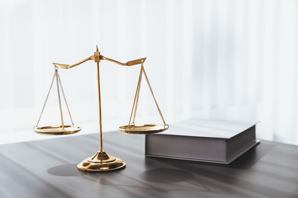 Imagen alusiva a las leyes que regulan los accidentes de tránsito en Colombia, destacando el Código Nacional de Tránsito, el Código Penal y otras normativas clave.