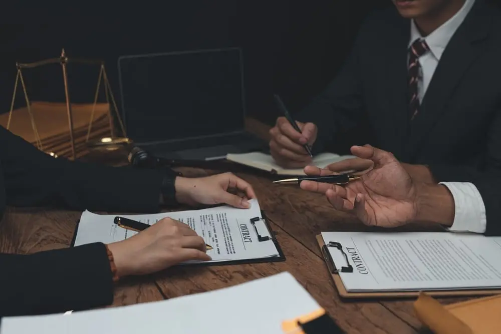 Conciliación en proceso de subrogación de seguros en Colombia bajo la Ley 2220 de 2022. Abogado asesorando a un cliente en una audiencia de conciliación con aseguradora.