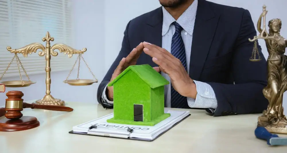 Abogado experto en desalojos en Colombia ayudando a propietario a recuperar su inmueble de inquilino moroso de forma legal y rápida.