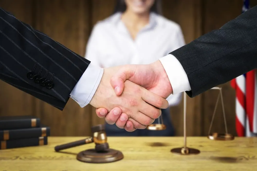 Abogado experto en conciliación en Colombia, mediando en un proceso de resolución de conflictos legales en una oficina profesional.