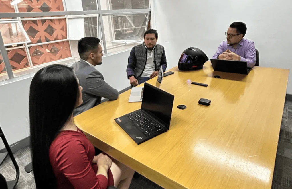 Abogado experto en accidentes de tránsito brindando asesoría legal a víctima en Colombia